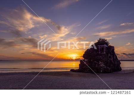 <Shimane Prefecture> Izumo Taisha Shrine, Sunset over the sea, Inasa Beach and Benten Island, October <Shimane Prefecture> Izumo Taisha Shrine, Sunset over the sea, Inasa Beach and Benten Island, October 121487161