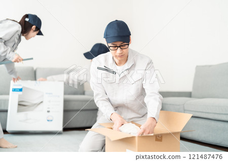 男工作人員整理房子 121487476