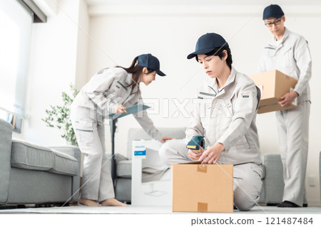 承包商工作人員收拾行李準備搬家 承包商工作人員收拾行李準備搬家 121487484