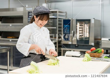 女廚師在廚房切白菜 121487694