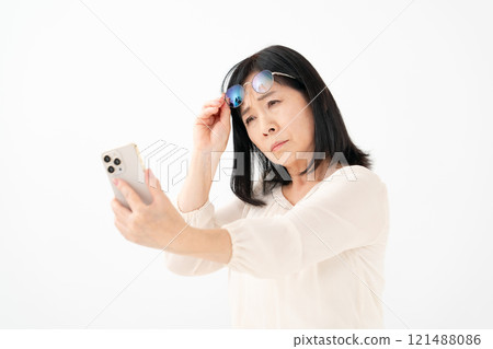 女性高級智慧型手機老花眼 121488086