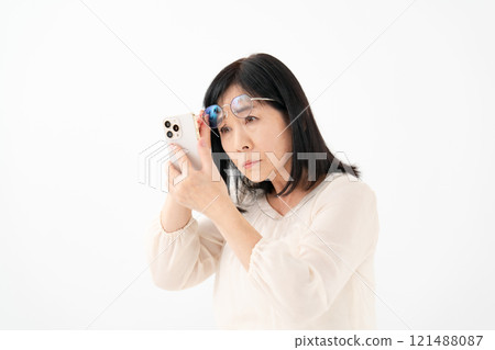 女性高級智慧型手機老花眼 121488087