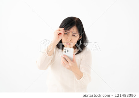 女性高級智慧型手機老花眼 121488090
