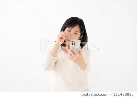 女性高級智慧型手機老花眼 121488093