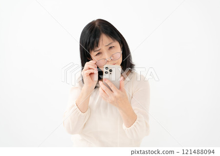 女性高級智慧型手機老花眼 121488094