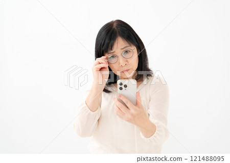 女性高級智慧型手機老花眼 121488095