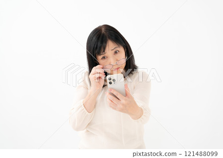 女性高級智慧型手機老花眼 121488099