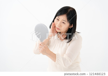 照鏡子的老婦人，擔心 121488123