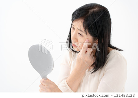 照鏡子的老婦人，擔心 121488128
