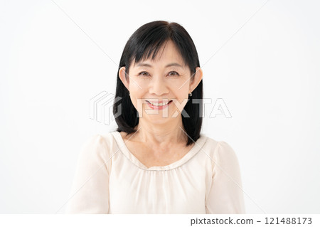 Female senior portrait 121488173