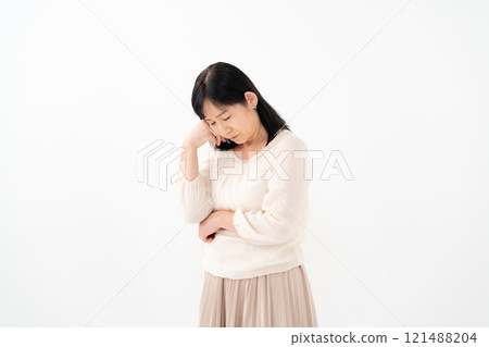 擔心的女性高級肖像 121488204