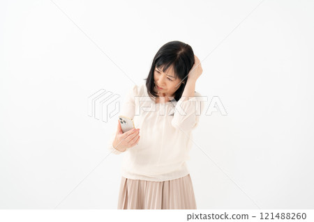 Female senior smartphone 121488260