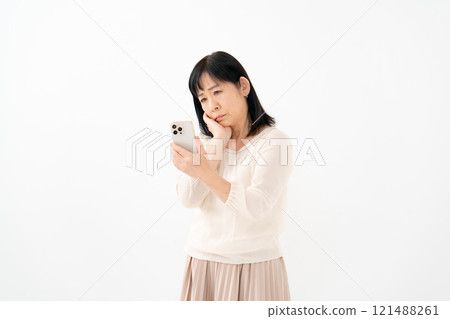 Female senior smartphone 121488261