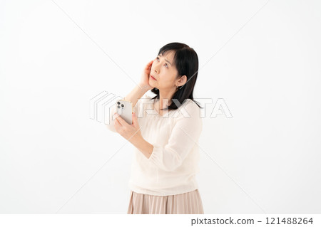 女性老人擔心智慧型手機 121488264
