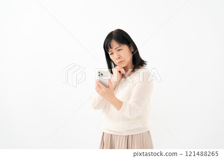 女性老人擔心智慧型手機 121488265