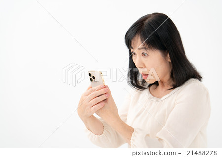 女性老人擔心智慧型手機 121488278