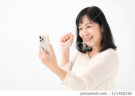 女性高級智慧型手機拳頭姿勢 121488290