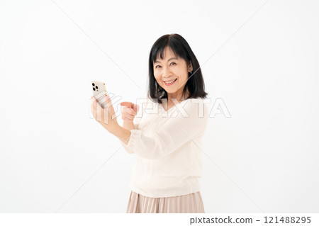 女性高級智慧型手機微笑指向 121488295