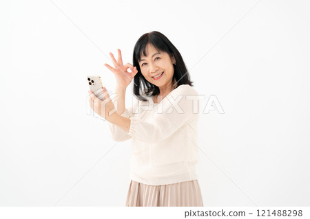 Female, Senior, Smartphone OK 121488298