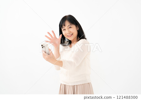 女性高級智慧型手機微笑驚訝 121488300