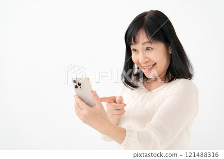 女性高級智慧型手機微笑驚訝 121488316