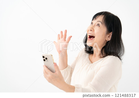 女性高級智慧型手機微笑驚訝 121488317