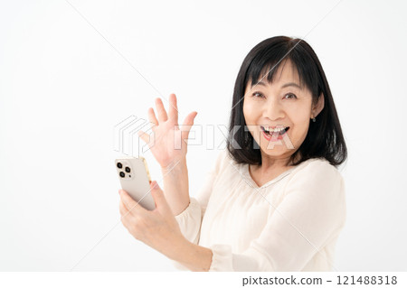 女性高級智慧型手機微笑驚訝 121488318