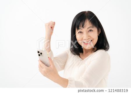 女性高級智慧型手機拳頭姿勢 121488319