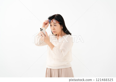 Female senior smartphone presbyopia 121488325