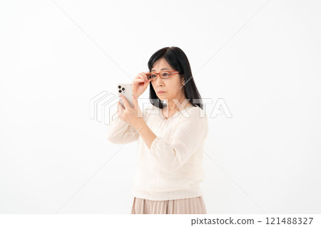 Female senior smartphone presbyopia 121488327
