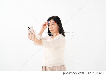 Female senior smartphone presbyopia 121488329