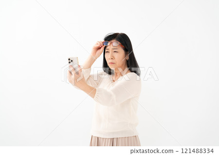 女性高級智慧型手機老花眼 121488334