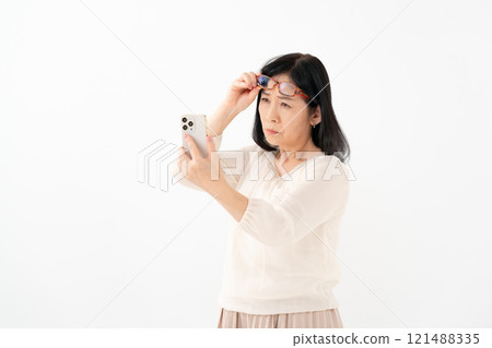 女性高級智慧型手機老花眼 121488335