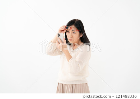 Female senior smartphone presbyopia Female senior smartphone presbyopia 121488336