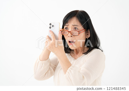 Female senior smartphone presbyopia 121488345