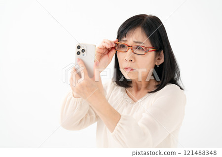 女性高級智慧型手機老花眼 121488348