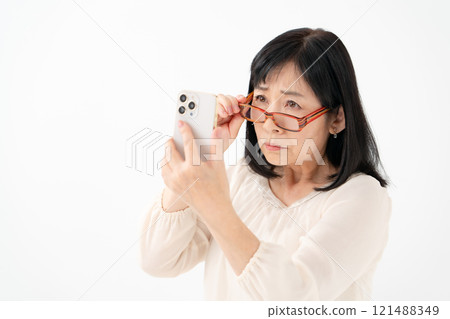 女性高級智慧型手機老花眼 121488349
