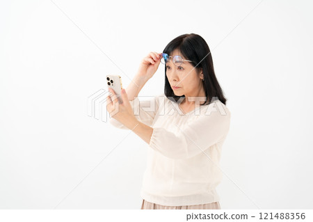 Female senior smartphone presbyopia Female senior smartphone presbyopia 121488356