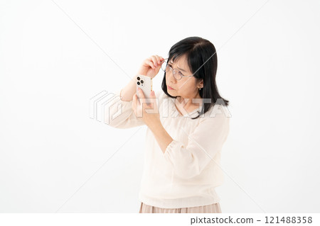 Female senior smartphone presbyopia Female senior smartphone presbyopia 121488358