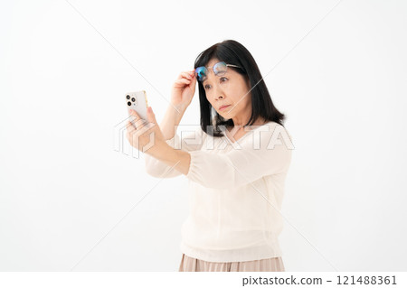 女性高級智慧型手機老花眼 121488361