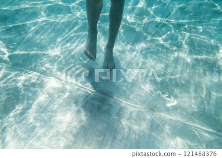 Underwater walking Underwater walking 121488376