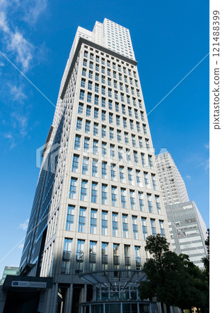 東京都千代田區永田町 2 丁目，漫步山王公園大廈、NTT Docomo 總部、晴朗的冬日天空 121488399