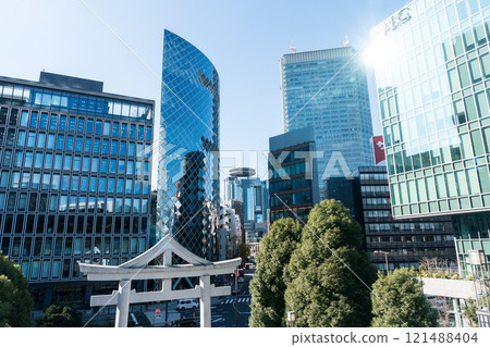 東京都千代田區永田町2丁目，從三下（日枝神社入口）十字路口看TBS，晴朗的冬日天空 121488404