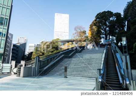 東京都千代田區永田町二丁目,登上山王日枝神社的階梯,冬天晴朗的天空 東京都千代田區永田町二丁目,登上山王日枝神社的階梯,冬天晴朗的天空 121488406