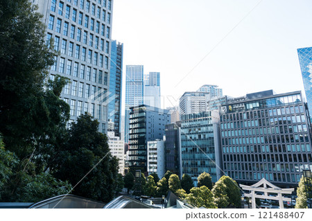 東京千代田區永田町2丁目,從通往山王日枝神社的樓梯眺望,晴朗的冬日天空 東京千代田區永田町2丁目,從通往山王日枝神社的樓梯眺望,晴朗的冬日天空 121488407