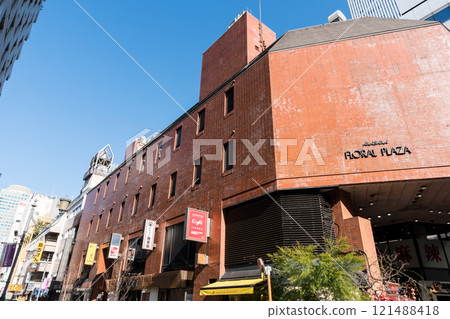 東京都港區赤坂三丁目赤坂大道濱海藝術中心赤坂花卉廣場大樓,晴朗的冬天天空 東京都港區赤坂三丁目赤坂大道濱海藝術中心赤坂花卉廣場大樓,晴朗的冬天天空 121488418