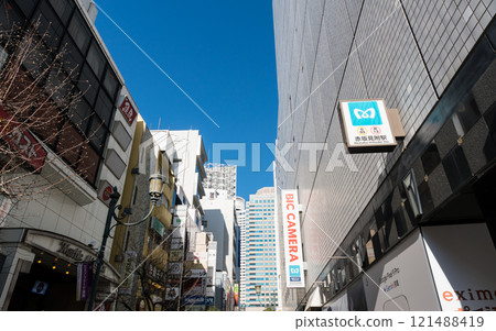 東京都港區赤坂三丁目,晴朗的冬天天空下,在 Bic Camera 赤坂見附車站購物 東京都港區赤坂三丁目,晴朗的冬天天空下,在 Bic Camera 赤坂見附車站購物 121488419