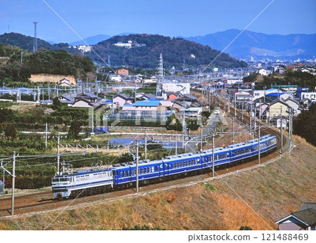Tatami room running on the Tokaido Main Line Tatami room running on the Tokaido Main Line 121488469