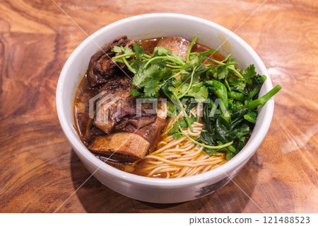 木紋桌面上的一碗紅燒大骨牛肉麵 121488523