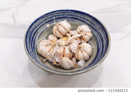 餐桌上碗裡的新鮮飽滿的大蒜 餐桌上碗裡的新鮮飽滿的大蒜 121488525
